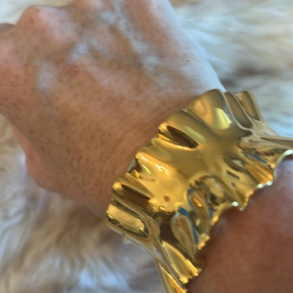 Kate Spade Heavy Metals Statement Ruffle Cuff - Picture 4 of 4